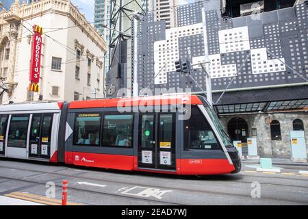 Sydney Stadtbahn vorbei an McDonalds Restaurant auf George Street Im Stadtzentrum von Sydney, NSW, Australien Stockfoto