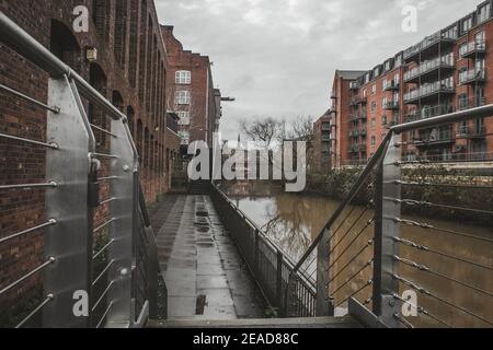 Fußweg entlang des Foss River, der Palmer Street mit Garden Place in York, Yorkshire, England, Großbritannien verbindet. Stockfoto