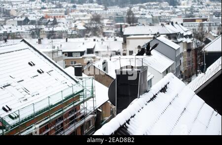 Wuppertal, Deutschland. Februar 2021, 09th. Zwei Dohlen (Corvus monedula) sitzen auf einem durch Dampf erwärmten Kamin im Stadtteil Barmen. In der Nacht und im Laufe des Tages gab es in weiten Teilen Nordrhein-Westfalens eiskalte Nässe bei hohen Minustemperaturen und damit massive Verkehrsstörungen. Kredit: Jonas Güttler/dpa/Alamy Live Nachrichten Gutschrift: dpa picture Alliance/Alamy Live Nachrichten Stockfoto