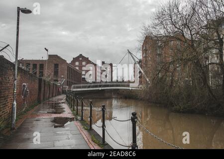 Fußgängerbrücke unter dem Fluss Foss in York, Yorkshire, England, Großbritannien. Stockfoto