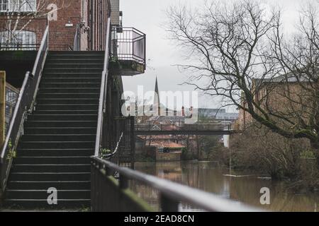 Fußweg entlang des Foss River, der Palmer Street mit Garden Place in York, Yorkshire, England, Großbritannien verbindet. Stockfoto