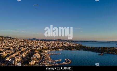 Gleitschirmfliegen über Glyfada Beach, Athen Stockfoto