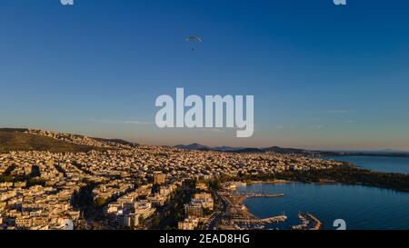 Gleitschirmfliegen über Glyfada Beach, Athen Stockfoto