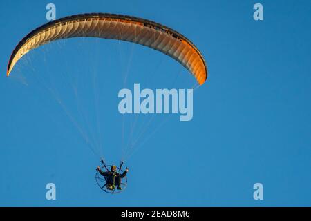 Gleitschirmfliegen über Glyfada Beach, Athen Stockfoto