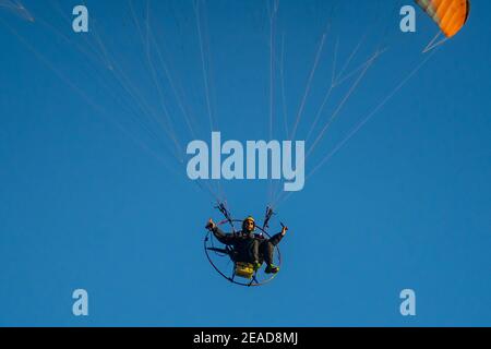 Gleitschirmfliegen über Glyfada Beach, Athen Stockfoto