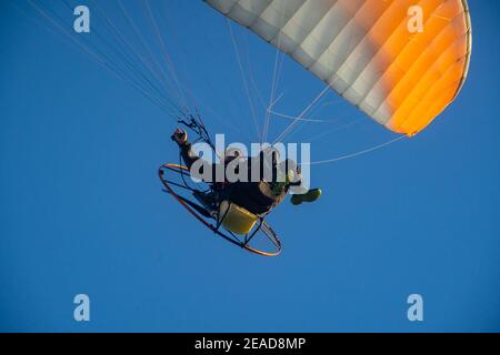 Gleitschirmfliegen über Glyfada Beach, Athen Stockfoto