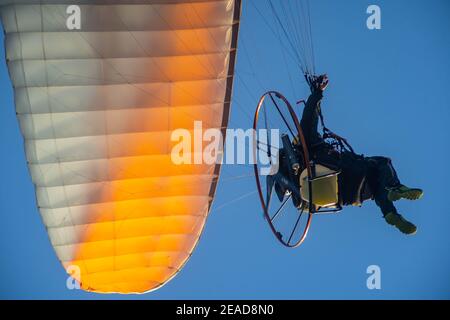 Gleitschirmfliegen über Glyfada Beach, Athen Stockfoto