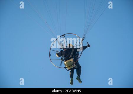 Gleitschirmfliegen über Glyfada Beach, Athen Stockfoto