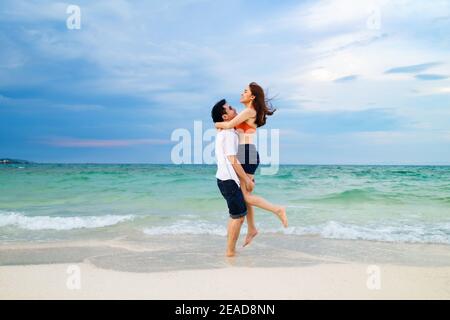 Junges Paar, das am Strand auf Koh MunNork Island, Rayong, Thailand, aufsteht und umarmt Stockfoto