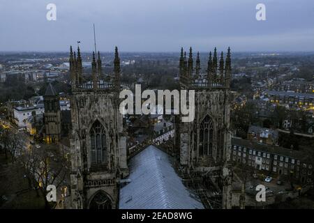 Blick auf York Minster Westtürme von der Spitze des zentralen Turms des Zugangs ist für Besucher erlaubt. York, Yorkshire, England, Großbritannien. Stockfoto