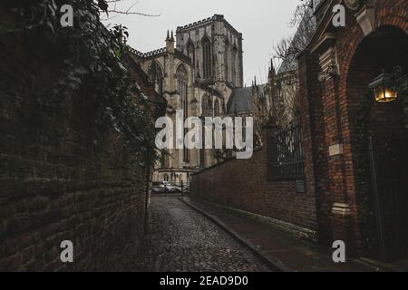 Ansicht des York Minster von der Chapter House Street in York, North Yorkshire, England, UK. Stockfoto