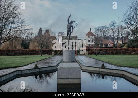 Mercury / Hermes Statue im Rowntree Park in York, North Yorkshire, England, UK. Stockfoto