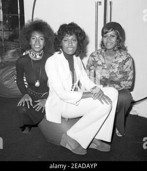 Datei-Foto vom 12/11/71 von der amerikanischen Popgruppe The Supremes, (von links nach rechts) Mary Wilson, Jean Terrell und Cindy Birdsong, in London während einer Tournee in Großbritannien. Mary Wilson, die am längsten regierende ursprüngliche Supreme, ist im Alter von 76 Jahren in Las Vegas gestorben. Ausgabedatum: Dienstag, 9. Februar 2021. Stockfoto