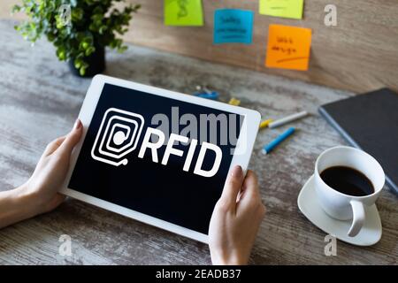 Technologiekonzept RFID Radio Frequency Identification auf Gerätebildschirm. Sicherheit und Automatisierung Stockfoto