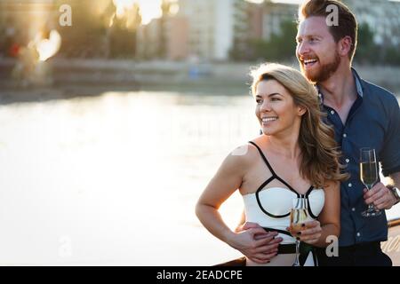 Glücklich lächelnde Paar in Liebe das Tanzen und Flirten Stockfoto