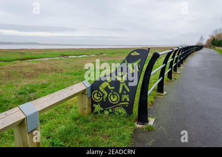 Flint; UK: Jan 28, 2021: Der Flint Marsh Walk Abschnitt des North Wales Coastal Path entlang der Flussmündung. Stockfoto