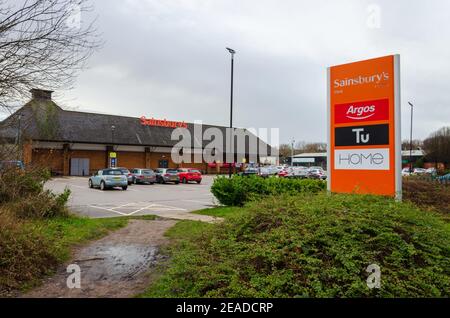 Flint; UK: Jan 28, 2021: Beschilderung neben einem Sainsbury's Supermarkt zeigt einige der Instore-Marken, darunter Argos, die vor kurzem nach Inside T umgezogen Stockfoto