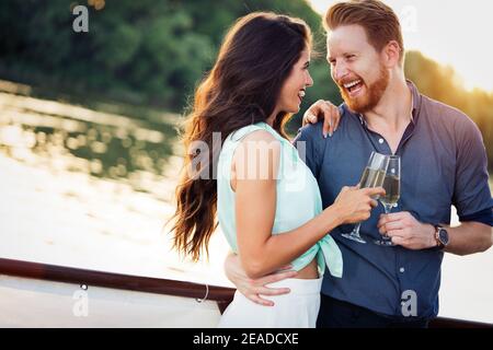 Glücklich lächelnde Paar in Liebe das Tanzen und Flirten Stockfoto