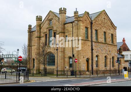 Flint; UK: Jan 28, 2021: Das Rathaus von Flint ist ein Tudor-Gebäude im gotischen Stil, das 1840 fertiggestellt wurde. Stockfoto