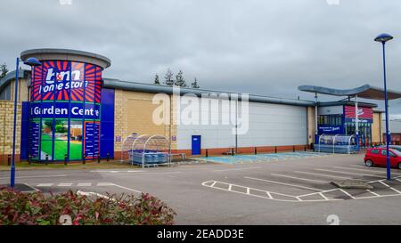 Mold, Flintshire; UK: Jan 28, 2021: Die Discounteinzelhandelskette B & M betreibt ein Home Store und Gartencenter in der Marktstadt Mold. Das Gelände w Stockfoto