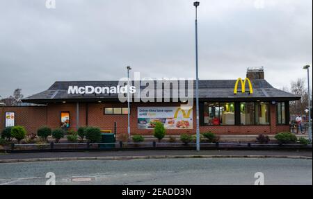 Mold, Flintshire; UK: Jan 28, 2021: Das Restaurant Diner von McDonalds in der walisischen Marktstadt Mold betrieben wird, ist noch offen und Betrieb es ist driv Stockfoto