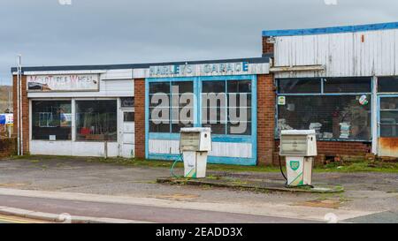 Mold, Flintshire; UK: Jan 28, 2021: Verlassene Räumlichkeiten, die zuvor von Harley's Garage besetzt waren, fallen in Verfall Stockfoto