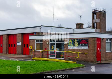 Mold, Flintshire; UK: Jan 28, 2021: Vor der Feuerwehr wird ein Banner angezeigt, das für die Rekrutierung von Einsatzfeuerwehren wirbt. Stockfoto