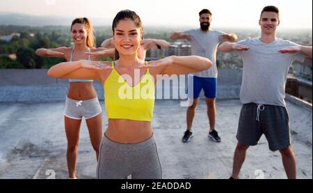 Gruppe von glücklich fit Menschen Freunde gemeinsam trainieren im Freien Stockfoto