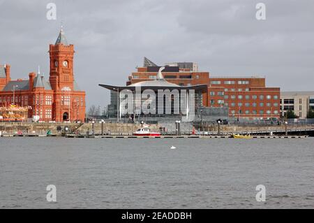 Blick über die Cardiff Bay mit Blick auf die walisische Nationalversammlung, jetzt Sennedd genannt, mit dem alten Hafenhauptquartier auf der linken Seite. Stockfoto