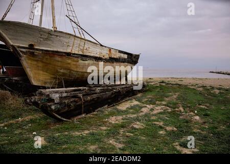 Altes Holzboot verrottet am Ufer Stockfoto