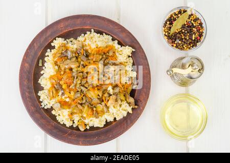 Gekochte Bulgur-Grütze mit geschmortem Gemüse und Pilzen, vegetarisches Essen. Studio Foto Stockfoto