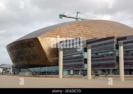 Hauptfassade des Wales Millennium Centre, Heimat der Welsh National Opera in Cardiff Bay, Wales. Stockfoto