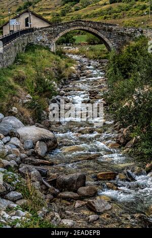 Mittelalterliche Brücke im kleinen Dorf Espot, einer der Eingänge zum Nationalpark Sant Maurici und Aiguestortes. Pallars Sobira, Katalonien, Spanien. Stockfoto