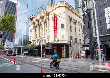 McDonalds Restaurant auf der George Street im Stadtzentrum von Sydney, NSW, Australien und Food Delivery Bike Rider Stockfoto