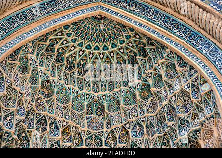 Iwan, Eingangstor, Mozaffari Jameh Moschee, Freitagsmoschee in Kerman, Iran. Stockfoto