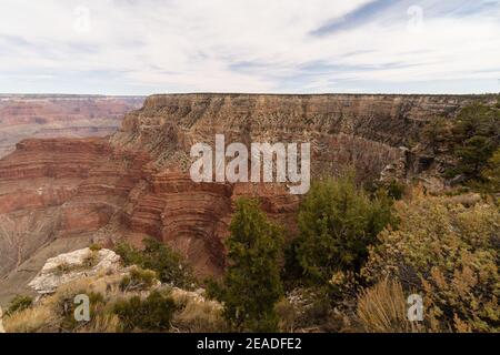 Klippen ragen über der malerischen Schlucht bei der berühmten Grand Canyon Stockfoto