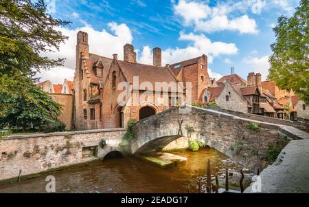 Alte berühmte Kanalbrücke in Brügge Belgien. Stockfoto