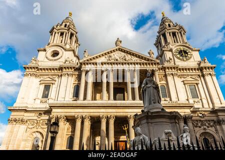 Hauptfassade der St. Paul's Cathedral und Queen Anne Statue, in London, England, Großbritannien Stockfoto