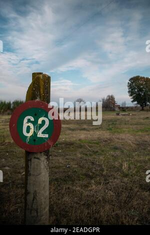 Seltsames vintage Geschwindigkeitsschild auf einem verlassenen Feld in der Landschaft Stockfoto