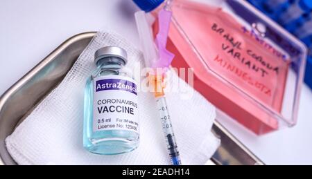 Vial von Impfstoff von AstraZeneca bereit für die Injektion, imaginäre Erholung für konzeptionelle Bild. Stockfoto