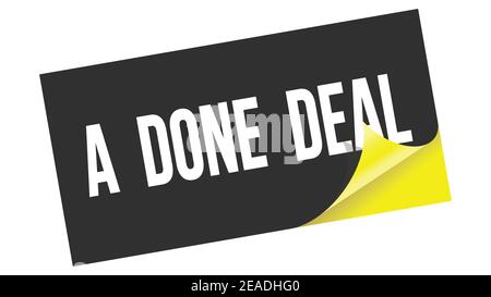 Ein FERTIG DEAL Text geschrieben auf schwarz gelben Aufkleber Stempel. Stockfoto