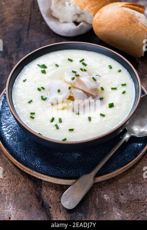 Cullen Skink – traditionelle schottische Suppe aus geräuchertem Schellfisch, Kartoffeln und Zwiebeln Stockfoto