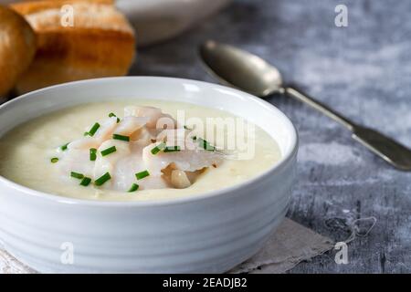 Cullen Skink – traditionelle schottische Suppe aus geräuchertem Schellfisch, Kartoffeln und Zwiebeln Stockfoto