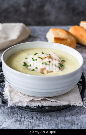 Cullen Skink – traditionelle schottische Suppe aus geräuchertem Schellfisch, Kartoffeln und Zwiebeln Stockfoto