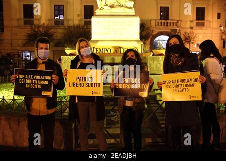 Im Namen von Patrick #Zaki, um die Bitte um Befreiung zu seinen Gunsten zu unterstützen, zu verbreiten und zu unterstützen. Das ist der Geist der Initiative, die heute Abend von 18 bis 22 das Kriegsdenkmal auf der Piazza D'Arezzo in Pagani erleuchtete. Die Initiative stark durch den stellvertretenden Bürgermeister von Pagani gewünscht, reagiert Mena Pappalardo auf den Vorschlag der internationalen Organisation Amnesty International, Umschreibung Kampanien-Potenza, von gelb ein Ort Symbol der Stadt zu beleuchten, Zu einem Jahr von der Inhaftierung des ägyptischen Studenten des Master of Studies of Gender der Universität "Alma Mater Stockfoto