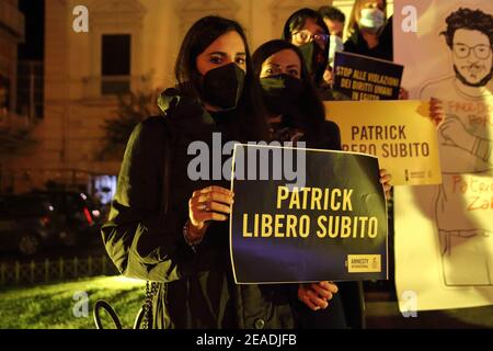 Im Namen von Patrick #Zaki, um die Bitte um Befreiung zu seinen Gunsten zu unterstützen, zu verbreiten und zu unterstützen. Das ist der Geist der Initiative, die heute Abend von 18 bis 22 das Kriegsdenkmal auf der Piazza D'Arezzo in Pagani erleuchtete. Die Initiative stark durch den stellvertretenden Bürgermeister von Pagani gewünscht, reagiert Mena Pappalardo auf den Vorschlag der internationalen Organisation Amnesty International, Umschreibung Kampanien-Potenza, von gelb ein Ort Symbol der Stadt zu beleuchten, Zu einem Jahr von der Inhaftierung des ägyptischen Studenten des Master of Studies of Gender der Universität "Alma Mater Stockfoto