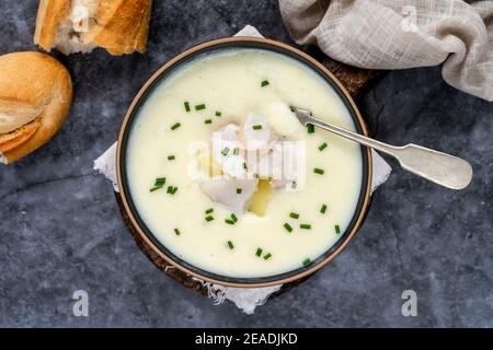 Cullen Skink – traditionelle schottische Suppe aus geräuchertem Schellfisch, Kartoffeln und Zwiebeln Stockfoto