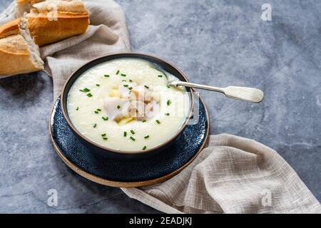 Cullen Skink – traditionelle schottische Suppe aus geräuchertem Schellfisch, Kartoffeln und Zwiebeln Stockfoto