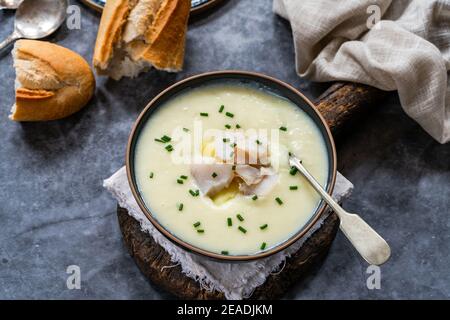Cullen Skink – traditionelle schottische Suppe aus geräuchertem Schellfisch, Kartoffeln und Zwiebeln Stockfoto
