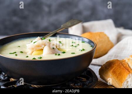 Cullen Skink – traditionelle schottische Suppe aus geräuchertem Schellfisch, Kartoffeln und Zwiebeln Stockfoto